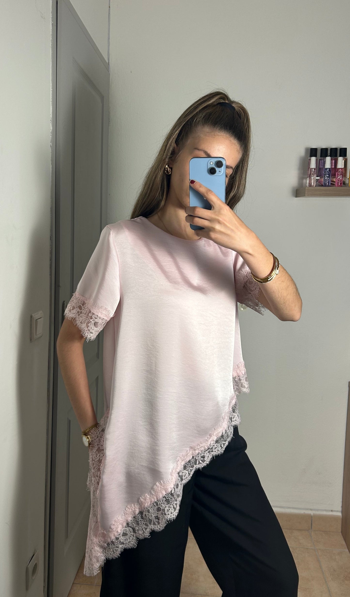 T-shirt satiné à dentelle
