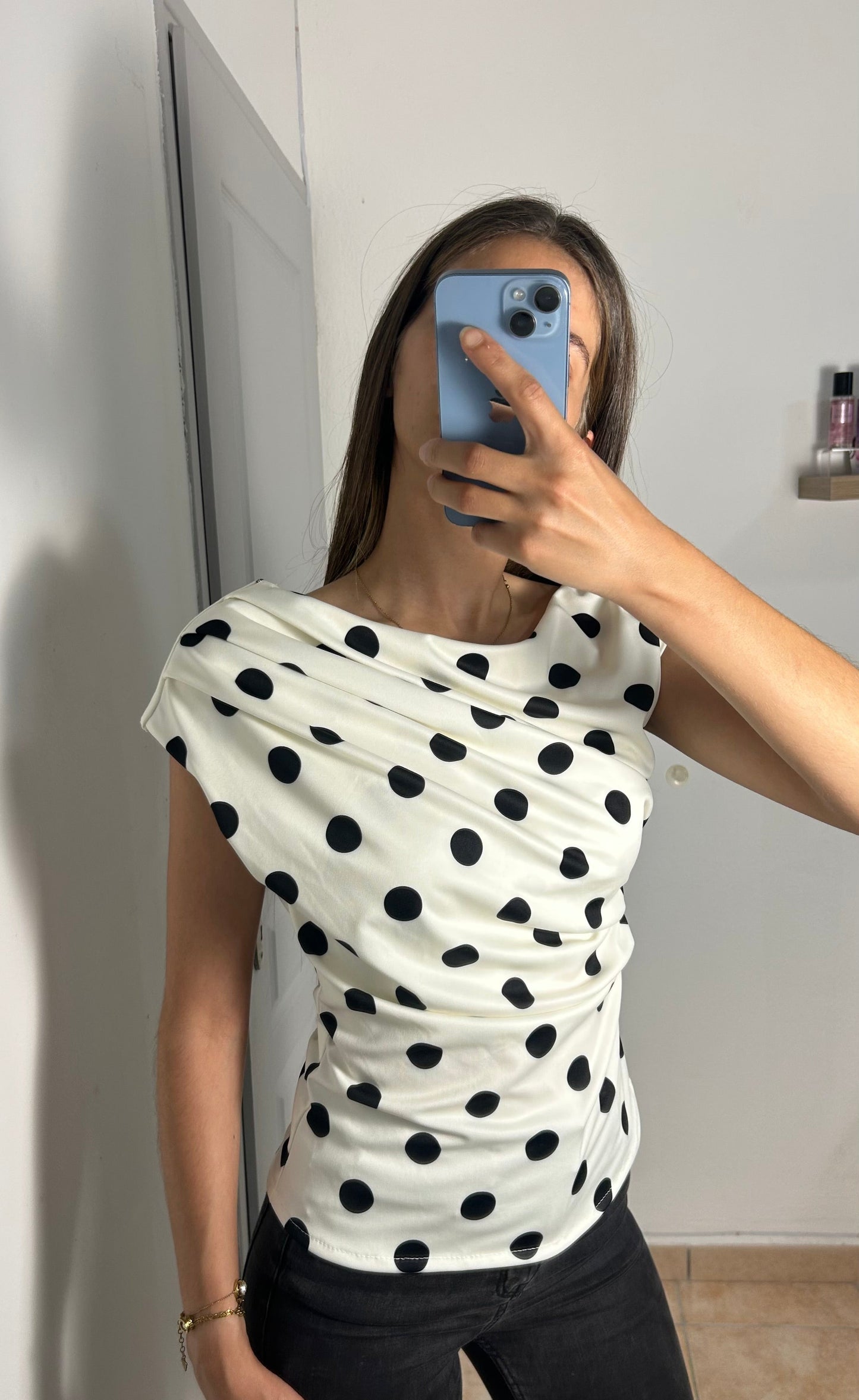 Top a pois plissé asymétrique